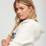Buzo-Cerrado-Para-Mujer-Tattoo-Script-Graphic-Superdry
